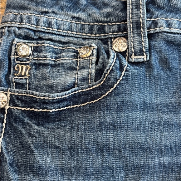 Miss Me Mid Rise Capri Faux Back Flap Crystals Style M3336P Jeans Size 29 - Picture 5 of 10